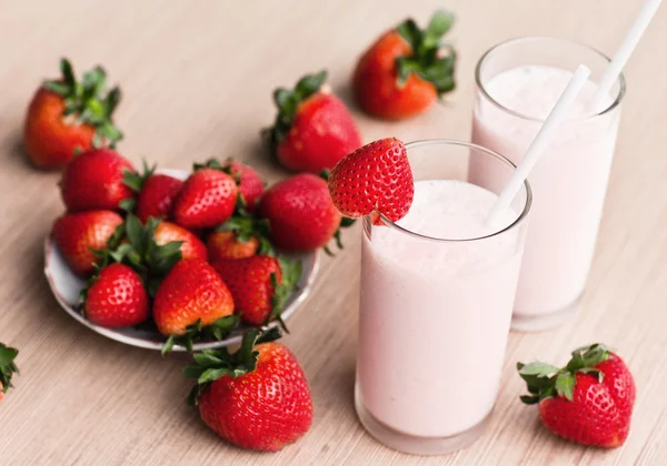 bir bardak taze çilekli milkshake