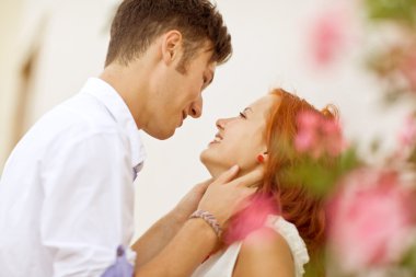 birlikte - açık gülümseyen güzel ve genç bir çift portresi