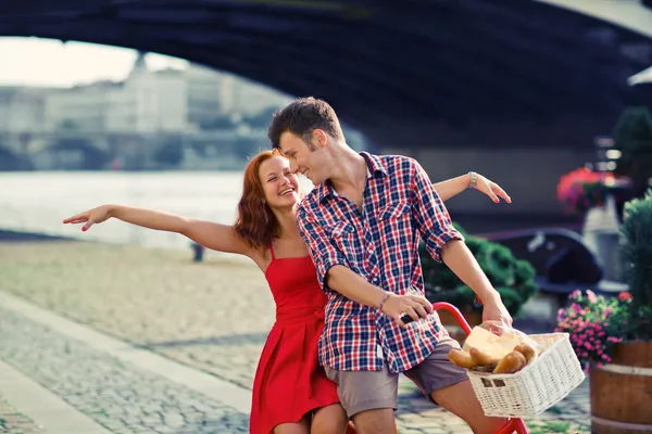 Pareja divertirse montando en bicicleta —  Fotos de Stock