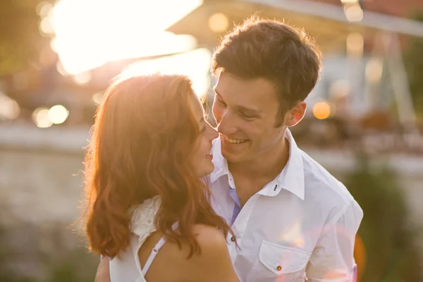 Portret van een mooie jonge paar lachend samen - buiten — Stockfoto