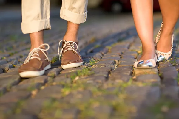 Jambes masculines et féminines pendant une date — Photo