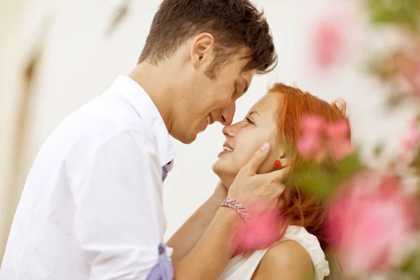 Portrait of a beautiful young couple smiling together - Outdoor — Stock Photo, Image