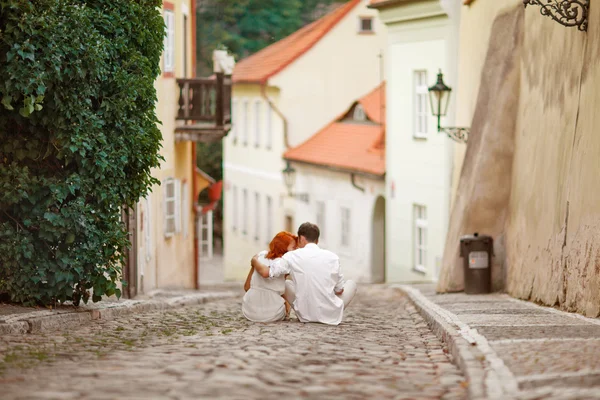 Jovem casal andando na cidade velha de Praga — Fotografia de Stock