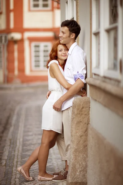 Jovem casal andando na cidade velha de Praga — Fotografia de Stock