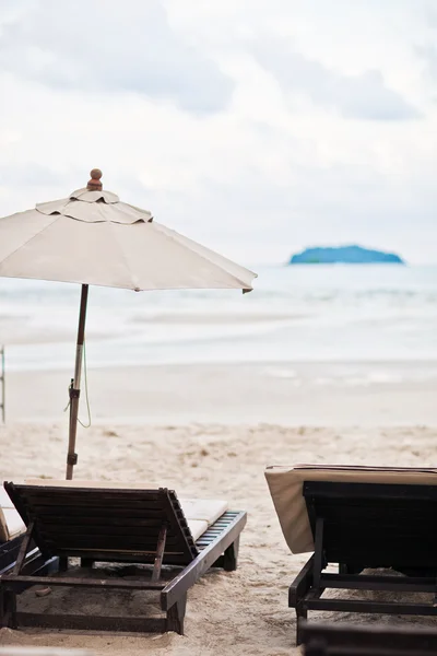 Sillas de playa con sombrilla y hermosa playa de arena — Foto de Stock