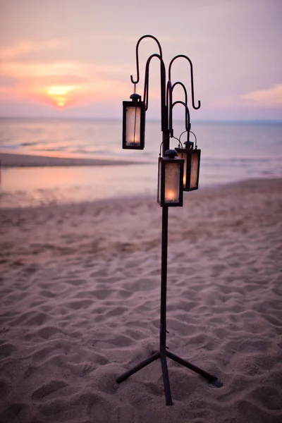 Lantaarn op het strand in zonsondergang — Stockfoto