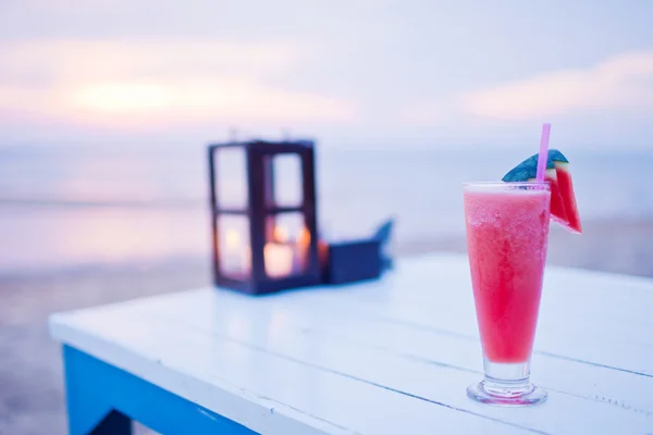 Leckeres Wassermelonen-Shake am Strand — Stockfoto