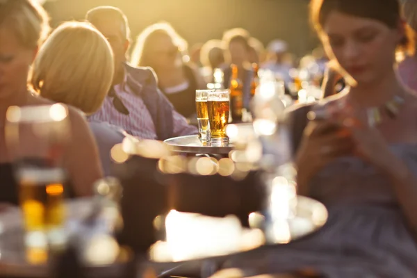 Glas met bier op de tafel — Stockfoto