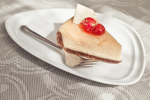 Rasberries ve beyaz masa örtüsü ve peçete bir çatal ile Ahududu cheesecake. — Stok fotoğraf