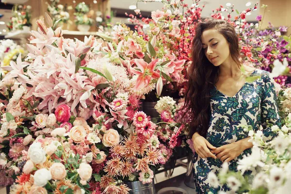 시장에서 꽃을 구입 하는 아름 다운 젊은 여자 — 스톡 사진