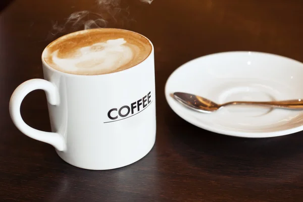 Koffie op een houten tafel — Stockfoto