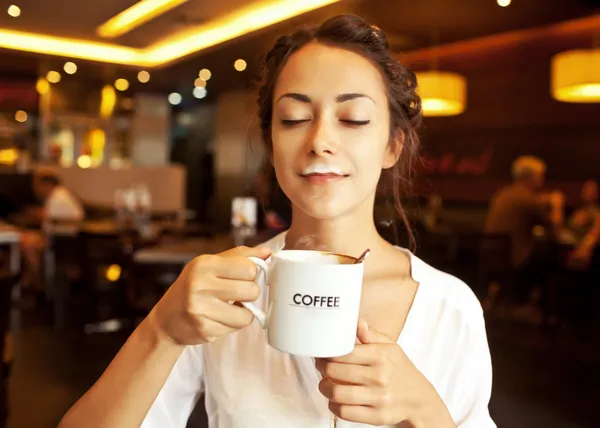 Donna divertente con schiuma da caffè in caffè — Foto Stock