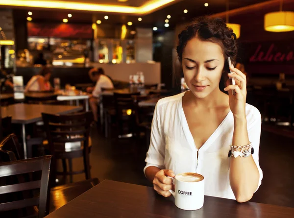 Hermosa mujer bebiendo café y hablando por teléfono celular —  Fotos de Stock