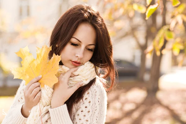 Portre sarı sonbahar kadını bırakır — Stok fotoğraf