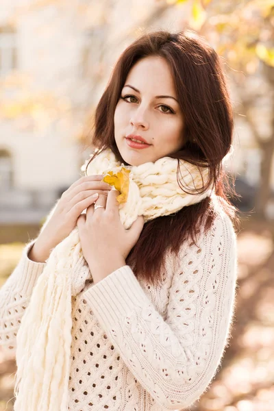 Herbst Frau in gelben Blättern Porträt — Stockfoto