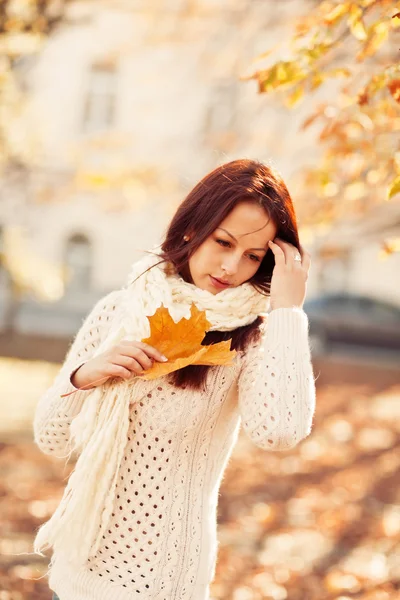 Beautiful elegant woman standing in a park in autumn — Stock Photo, Image