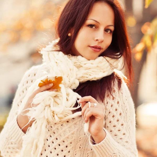 Hermosa mujer elegante de pie en un parque en otoño — Foto de Stock