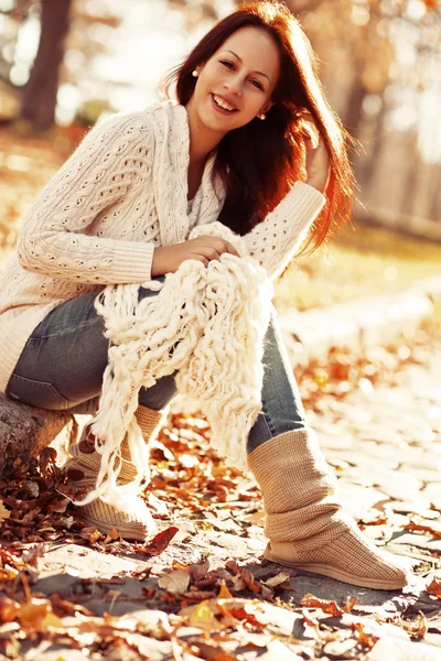 Beautiful elegant woman standing in a park in autumn — Stock Photo, Image