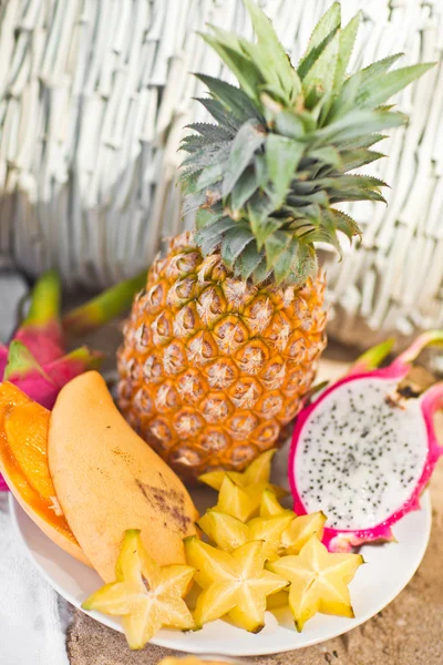 Exotische tropische vruchten op de zandige kust — Stockfoto