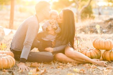 mutlu bir aile ile kabak üzerinde sonbahar yaprakları. Açık.
