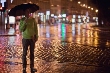 adam bir şehirde sokak şemsiye ile