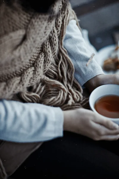 Kadın el ile latte — Stok fotoğraf