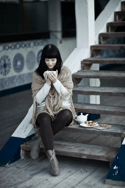 在茶饮料热针织的服装的年轻女子 — 图库照片