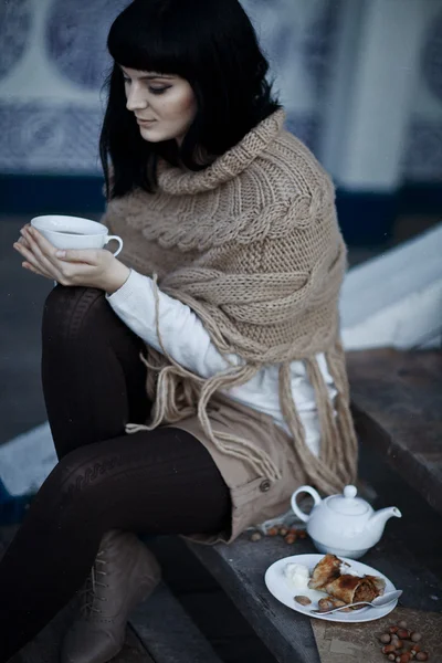Young woman in knitted clothing drink hot tea — Stock Photo, Image