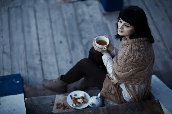 Jonge vrouw in gebreide kleding drinken warme thee — Stockfoto