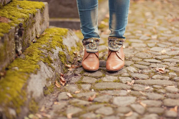 Caminando por las hojas de otoño, primer plano —  Fotos de Stock