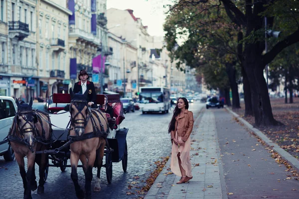 年轻女子附近老式马车为游客 — 图库照片