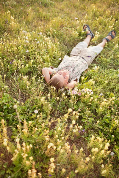 Jeune garçon en fleurs — Photo