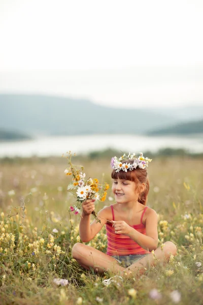 Yazın açık havada küçük bir kızın portresi. — Stok fotoğraf