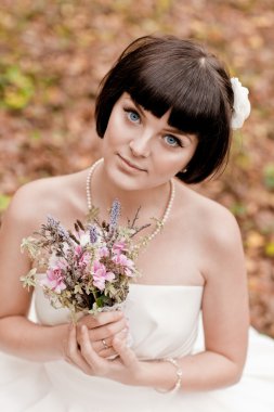 açık havada kameraya bakarak çok güzel bir gelin