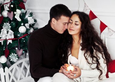 genç bir çift yeni yıl ağacı altında