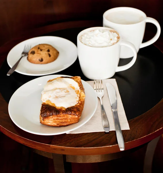 Pasticceria salata con uova, servita con cappuccino — Foto Stock