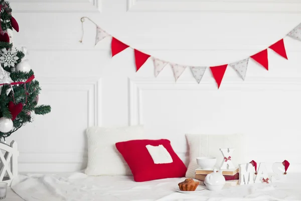 Interior de Navidad. Almohada, tarta y té — Foto de Stock