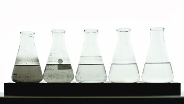 kirli test tüpleri üzerinde beyaz izole. Laboratuar kapkacakları