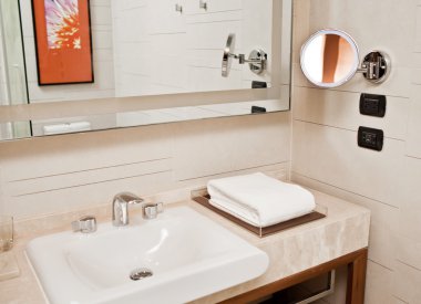 temiz otel banyo lavabo ve musluk