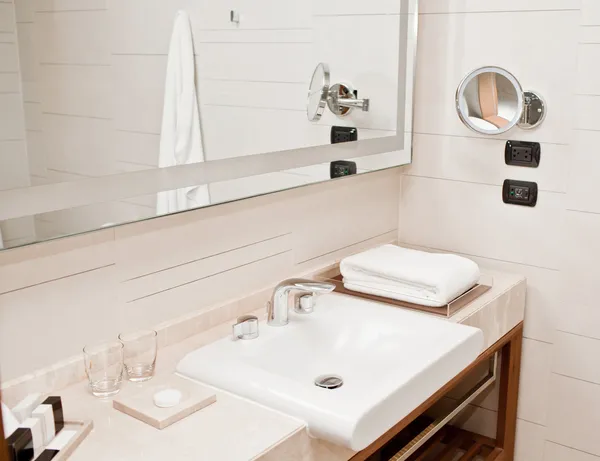 Clean hotel bathroom sink and faucet — Stock Photo, Image