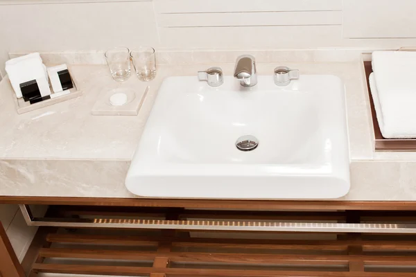 Tiszta hotel fürdőszoba mosogató és csaptelep — Stock Fotó