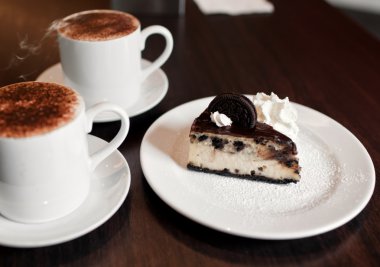 bir fincan kahve ile Çikolatalı cheesecake