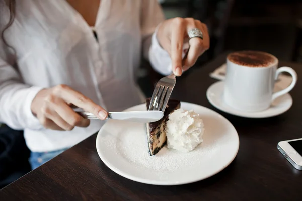 Pasta yiyen kadın — Stok fotoğraf
