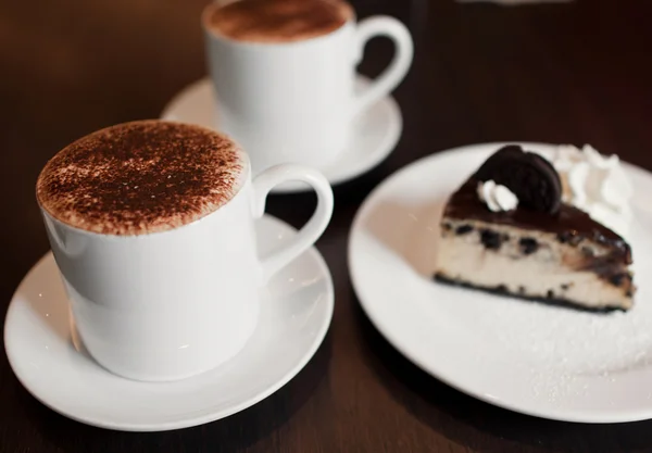 Čokoládový cheesecake s šálkem kávy — Stock fotografie