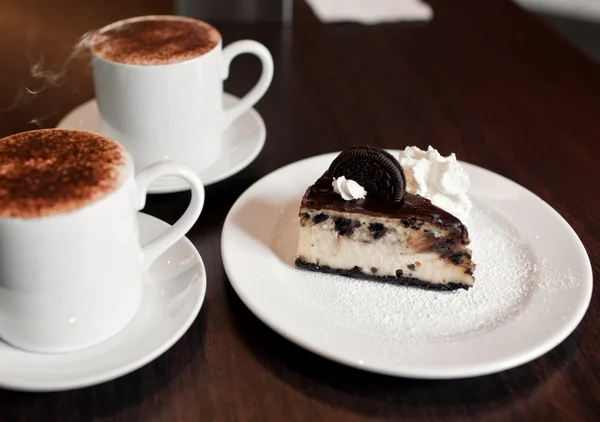 Bir fincan kahve ile Çikolatalı cheesecake — Stok fotoğraf