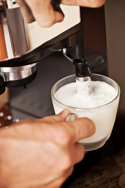 El café está recién hecho con una máquina de café — Foto de Stock