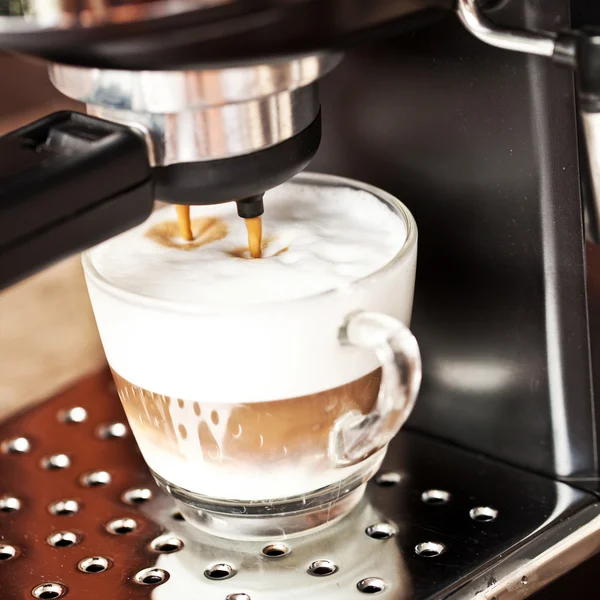 El café está recién hecho con una máquina de café — Foto de Stock