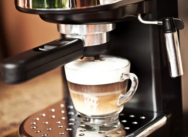 El café está recién hecho con una máquina de café — Foto de Stock