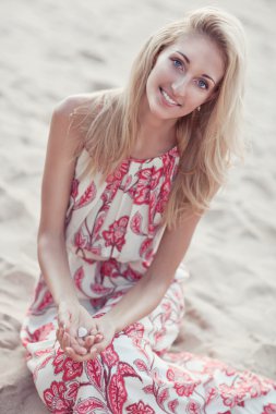 güzel sarışın kum üzerinde yalan