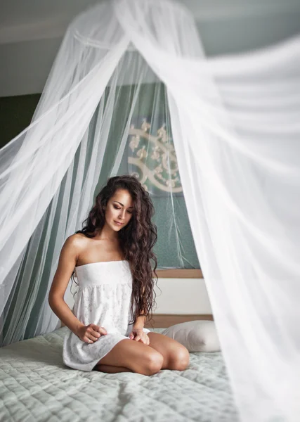 Vacker kvinna i sängen på morgonen — Stockfoto